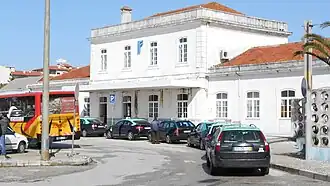 Vorderansicht des Bahnhofs Figueira da Foz