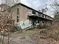 Bahnhof/Maschinenhalle im Bauhaus-Stil mit Flachdach, Betondecken und überdachter Rampe