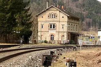 Empfangsgebäude. Im Vordergrund Drahtzugleitungen für Weichen und Signale (2018)