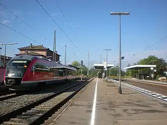 Bahnsteige mit Regionalbahn (2011)