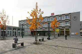 Empfangsgebäude, Straßenseite (2011)