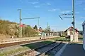 Ladestation, daneben durchgehende Oberleitung in Bau