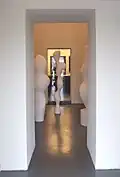Blick von außen in das Sockelgeschoss mit Werken von Hans Arp (Frühjahr 2007)