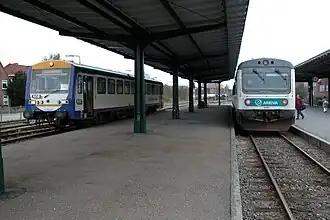 Bahnsteig mit Triebwagen von Arriva und NOB (2004)