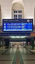 Bahnsteigtunnel mit Abfahrtstafel (2023)
