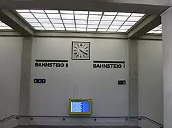 Beschriftung im Bahnhof Wiedikon, Zürich (1928).