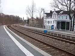 Bahnhof Zwickau-Schedewitz (2016) mit Kirche Bockwa im Hintergrund