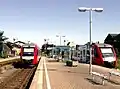 Bahnhof Heide im Jahr 2007 (ehemalige Gleise 102 und 103), das alte Empfangsgebäude links im Hintergrund
