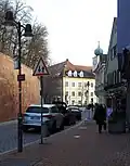 Heutiger Standort des Tores in der Bahnhofsstraße. Im Hintergrund das Vinzentinum mit der Altöttinger Kapelle