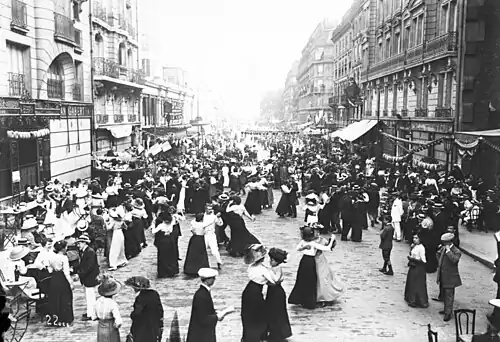 Öffentlicher Ball am 14. Juli 1912 vor Nr. 6 der Rue du Renard, (Agence Rol)