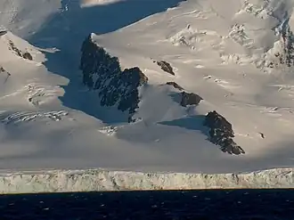 Blick von der Bransfieldstraße auf den Balchik Ridge (Vordergrund: Bojana-Gletscher)