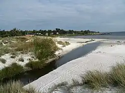 Balka-Strand, Bach Melå, im Hintergrund der Hafen