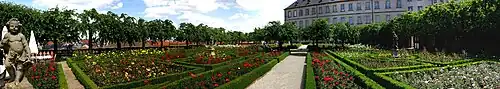 Rosengarten – im Hintergrund die Neue Residenz