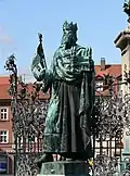 Statue Heinrich II am Brunnen, links vorne