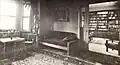 Teilansicht des Speisezimmers mit Erker-Sitzgruppe und der angrenzenden Salon-Bibliothek im Erdgeschoss, um 1930