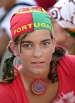 Nicht überall erlaubt: Flaggen als Kleidungsstück. Hier die Flagge Portugals als Kopftuch
