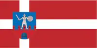 Kreuzflagge der lettischen Stadt Cēsis mit dem Stadtwappen und den Farben der Flagge Lettlands[47]
