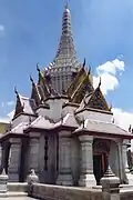 Der Schrein mit der Stadtsäule (หลักเมือง, Lak Mueang) stellt den gedachten Mittelpunkt von Bangkok dar