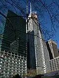 Blick vom Bryant Park auf den fast fertiggestellten Bank of America Tower (Anfang 2008)