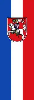 Bannerflagge mit Wappen oberhalb der Mitte