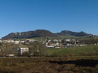 Der Bantiger (rechts) mit dem Sendeturm Bern-Bantiger