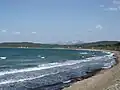Ostseite des Golfes, im Hintergrund der Ort Baratti vor den Monti del Campigliese