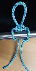Den Knoten festziehen, indem man das stehende Seil belastet und den Knoten bis zum letzten Durchgang des Arbeitsendes anpasst. Fertig.