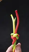 Der Knoten wird noch sauber gerichtet und ist fertig