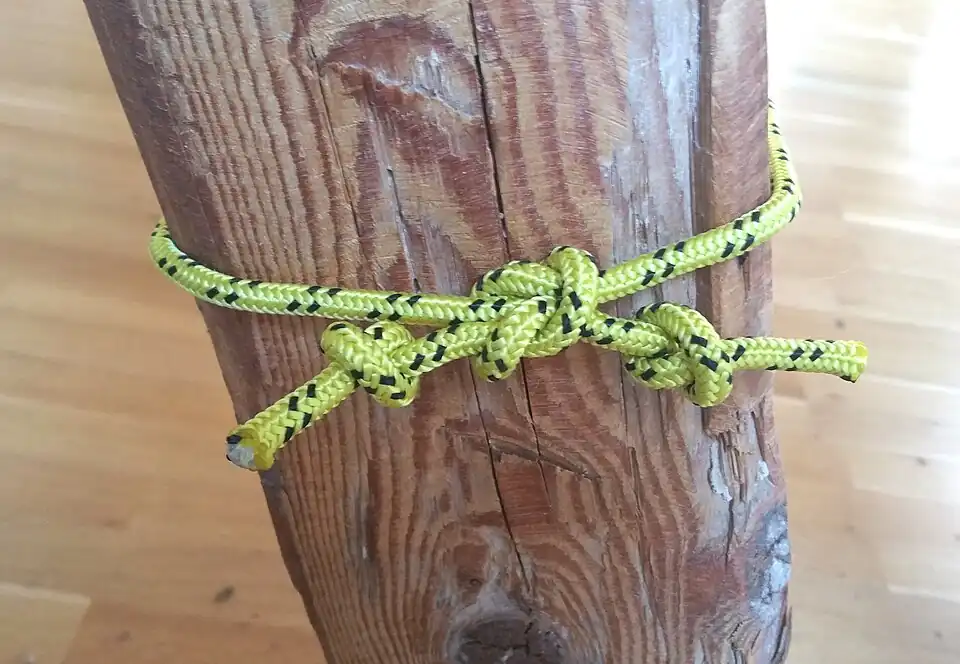 Hier sichert beidseitig ein Überhandknoten den Kreuzknoten vor dem Durchrutschen