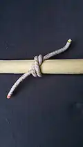 Jetzt noch zuziehen. Man kann auch mit einer Bucht oder Schlaufe abschließen. Dies ergibt einen Slipknoten, um den Schnürknoten wieder besser aufbinden zu können.