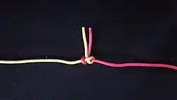 Der „Was-Nicht-Alles (1) Knoten“ gehört eigentlich zu den Trickknoten und ist unsicherer als der Schotstek.