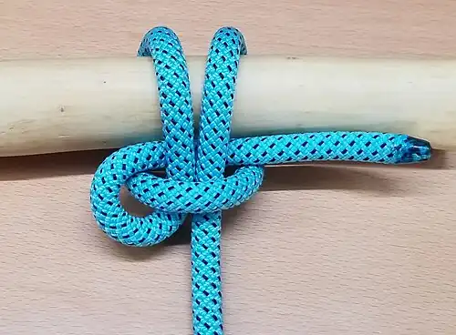 Der Pedigree-Kuhstek macht den einfachen Kuhstek verlässlicher, wenn man das lose Ende zwischen die Bucht und den Pfosten steckt.[8]