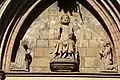 Figurengruppe über Portal