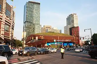 461 Dean (rechts) mit Barclays Center und Brooklyn Crossing (2024)