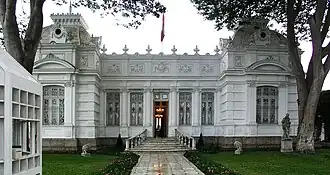 Das Museo Pedro de Osma beherbergt Kunstgegenstände aus dem 16. bis 18. Jahrhundert, darunter Gemälde, Skulpturen, Altarbilder, Tafelsilber, Steinmetzarbeiten aus Huamanga, Möbel und andere Objekte aus Regionen mit einer alten andinen Kunsttradition.