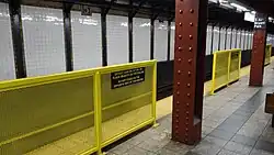 Halbhohe starre Absperrgitter als kostengünstige und schnell installierbare, jedoch weniger wirksame Alternative (Fifth Avenue, New York)