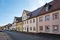 Zwei Zwerchhäuser in der barocken Altstadt Bartenstein (Baden-Württemberg), ganz rechts dagegen eine typische Gaube