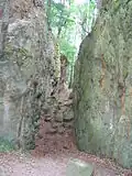 Die bis zu 10 m tiefe Schlucht im Weiten Tal bei Schriesheim mar­kiert einen abge­bauten Barytgang. Er entstand als hydrothermale Spaltenfüllung (s.&nbsp;o.), in deren Prozess die Granit-Rahmengesteine durch Aufschmel­zung zersetzt bzw. mylonitisiert wurden.[43]