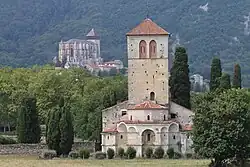Kirche Saint-Just-de-Valcabrère, im Hintergrund die Kathedrale von Comminges