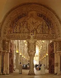 Hauptportal, Sicht aus dem Narthex ins Langhaus