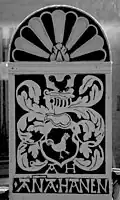 Wappen der Anna Hahn (16. Jh.) am Patronatsgestühl der Dorfkirche Basse