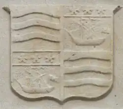 Links: Altes Wappen der Bassetts: „Sechs waagerechte Wellen gold und rot“. Dieses Wappen sieht man auf vier Grabplatten aus dem 17. Jahrhundert in der Kirche von Heanton Punchardon. Rechts Wappenschild auf einer Zinne oberhalb der Haupteingangshalle von Watermouth Castle mit dem Wappen der Bassetts, gerviert mit dem der Davies.