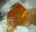 Hexagonal-prismatischer, honiggelber Bastnäsit-(Ce)-Kristall vom Zagi Mountain (Zegi Mountain), Mulla Ghori, FATA, Pakistan (Gesamtgröße: 5,0 × 4,2 × 2,8&nbsp;cm)