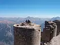 Reste der Befestigungen auf dem Gipfel