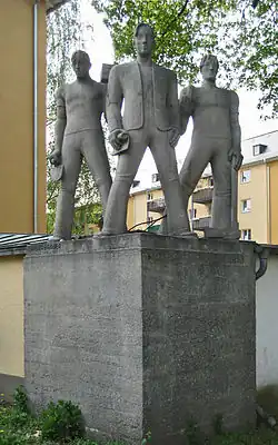 Das „Bauarbeiterdenkmal“ von Carl Wilhelm Bierbrauer am Loreleiring Ecke Oestricher Straße