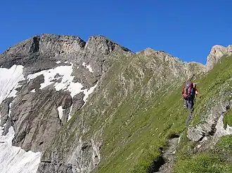 Bauernbrachkopf (links) mit dem Kempsenkopf (mittlere Graterhebung)