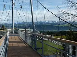 Baumwipfelpfad mit Blick in die Alpen