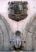 Bauschmuck des Bildhauers Ludwig Vierthaler an der Gebäudefassade mit Wappen der Stadt Essen