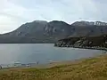 Blick vom Südende des Lochan Fada zum Beinn Tarsuinn, rechts im Hintergrund der Mullach Coire Mhic Fhearchair