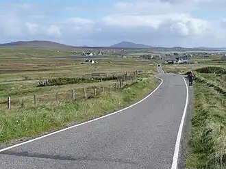 Blick entlang der A865 über Bayhead; im Hintergrund weitere Siedlungen